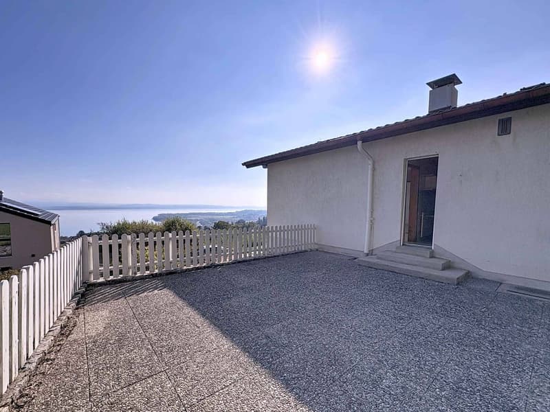 Élégante maison individuelle de 6,5 pièces avec terrasse et vue imprenable (9)