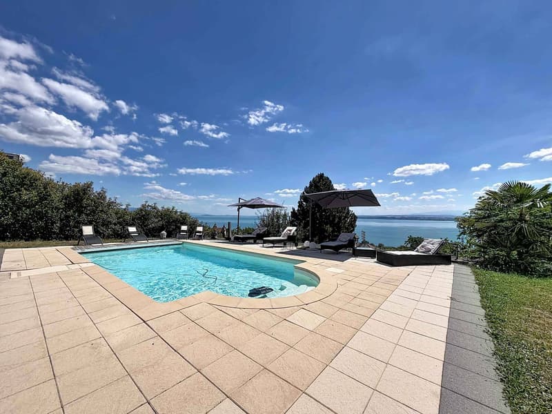 Un écrin contemporain face au lac, où luxe, lumière et sérénité ne font qu'un (11)