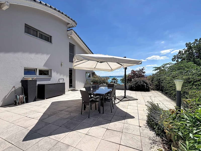 Un écrin contemporain face au lac, où luxe, lumière et sérénité ne font qu'un (10)