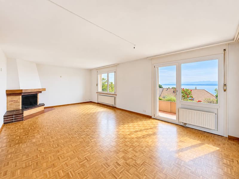 Un appartement généreux avec vue sur le lac et les Alpes (1)