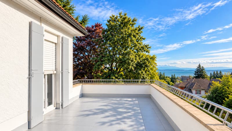 Villa de caractère avec jardin arborisé et échappée sur le lac et les Alpes (13)