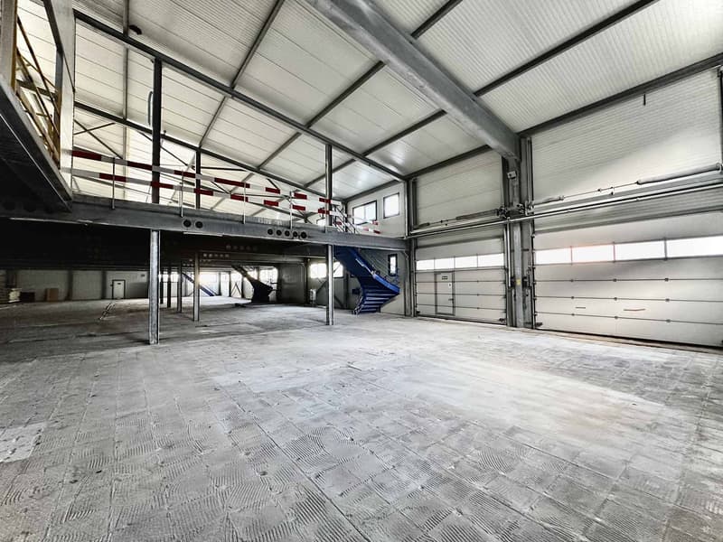 Halle industrielle de 2350 m2 à vendre à Sion région (2)