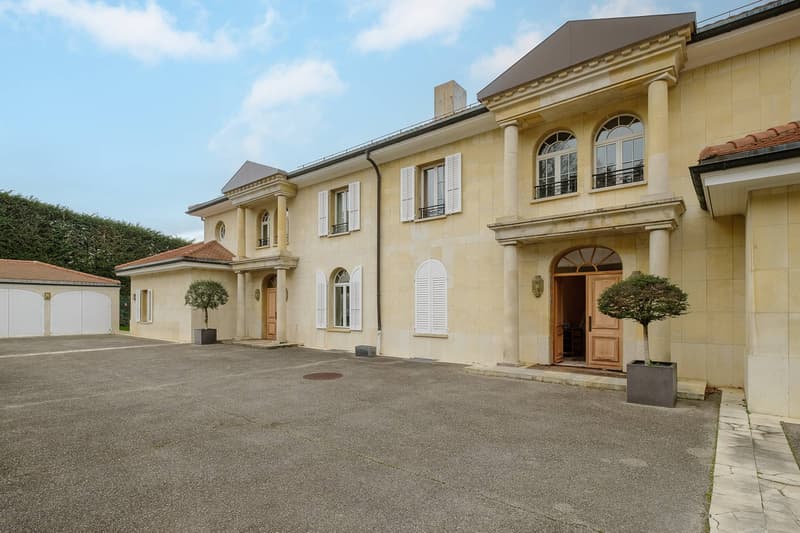 Vaste maison de maître divisée en 2 logements avec vue lac (2)