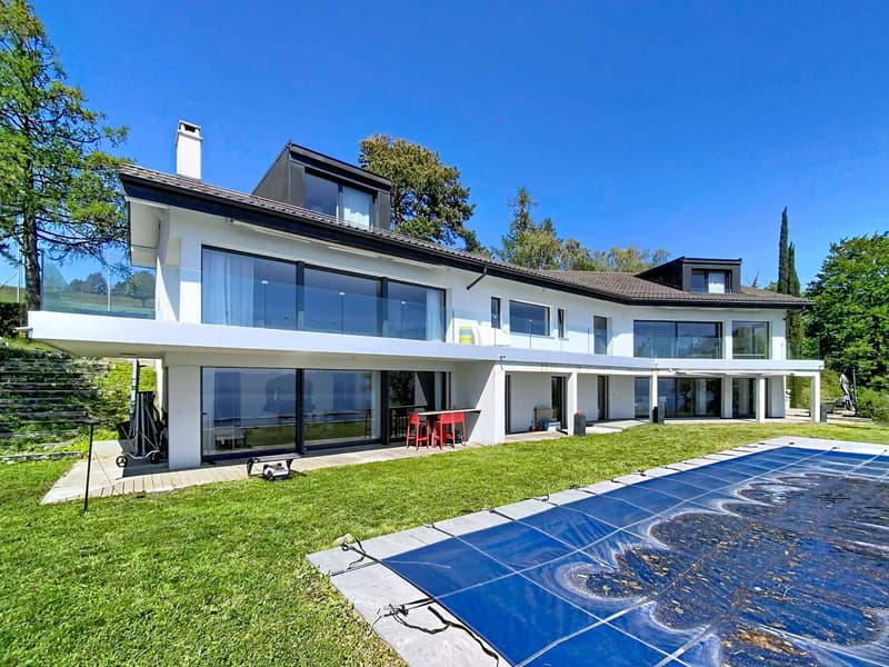 Superbe propriété rénovée avec piscine et vue imprenable (1)
