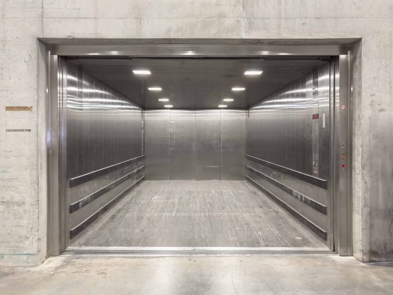 Dépôt Logistique -aménagé de racks - accès quais de Déchargement (4)