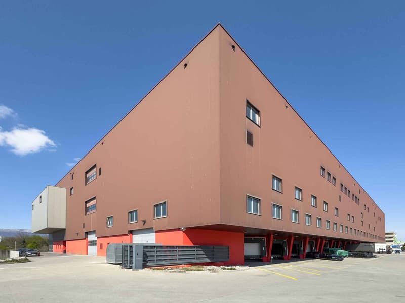 Magnifique dépôt Logistique de 2'157m² avec Quais de Déchargement (2)