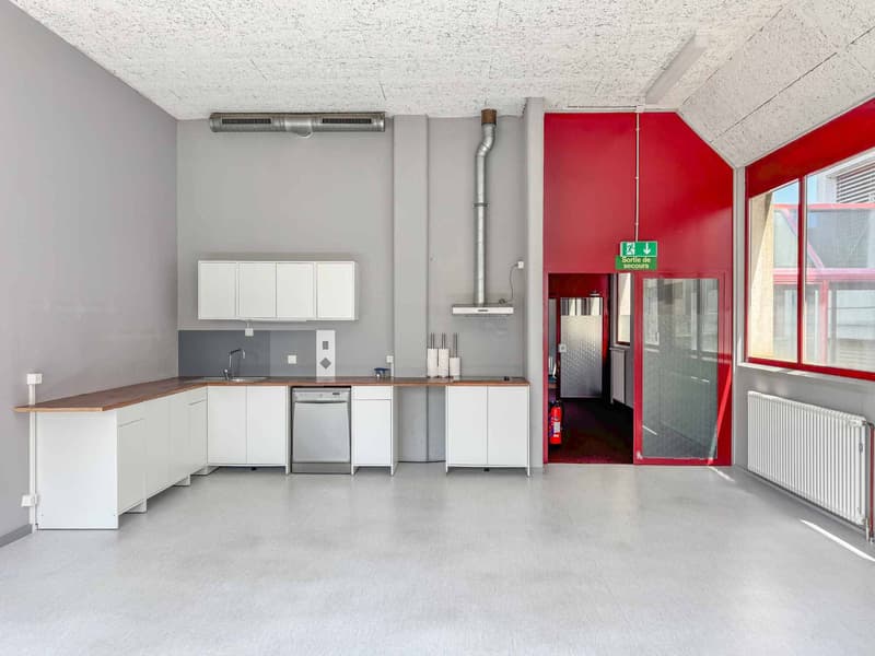 Atelier lumineux de 365 m² à Meyrin (3)