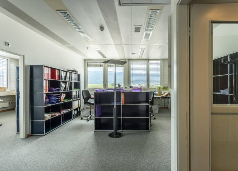 Bureaux de 130 m2  en  Zone FTI (3)
