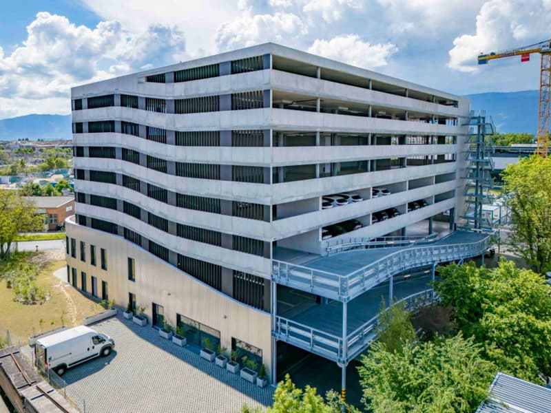 Atelier / Showroom de 350 m² à Meyrin (9)