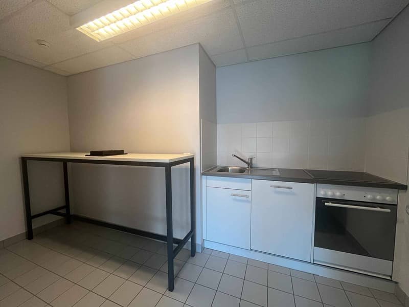 Bureaux 480m2 lumineux à proximité de l'aéroport et de la Place des Nations (8)