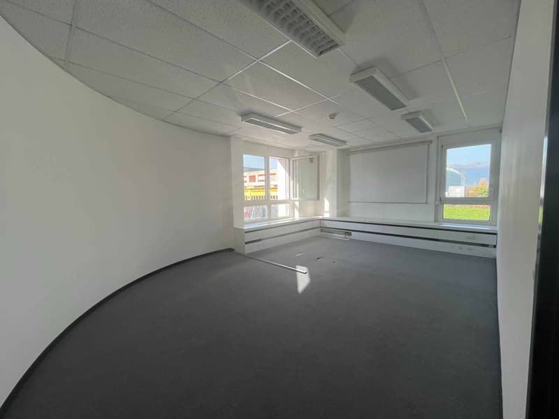Bureaux 480m2 lumineux à proximité de l'aéroport et de la Place des Nations (2)