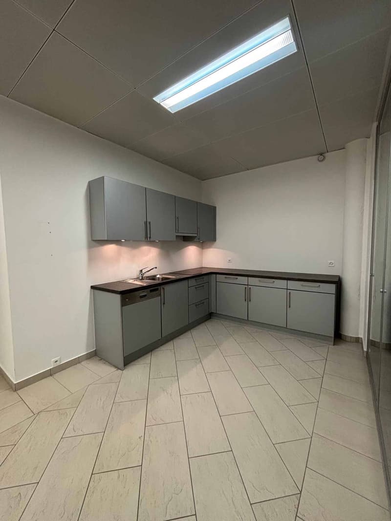 BUREAUX 200 M² - Proche Aéroport (7)