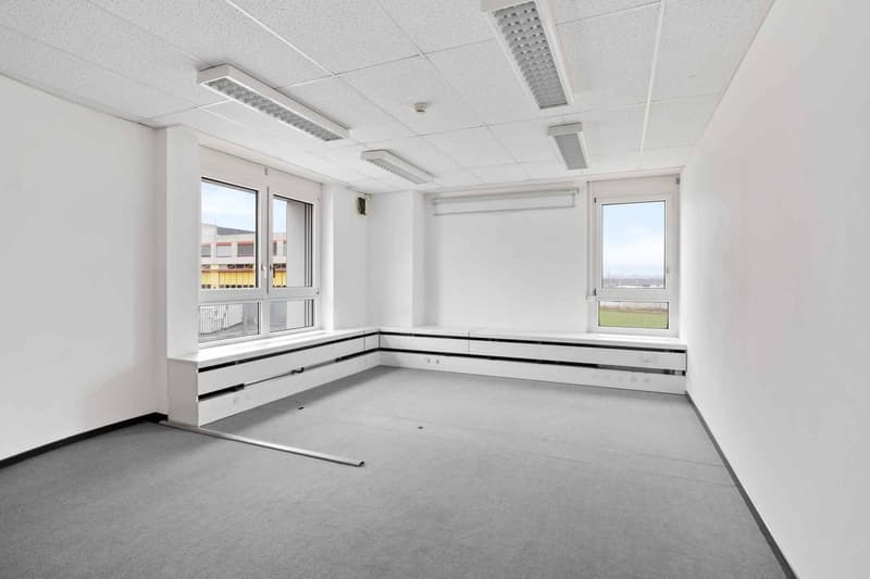 Bureaux de 152m2 lumineux à proximité de l'aéroport et de la Place des Nations (2)