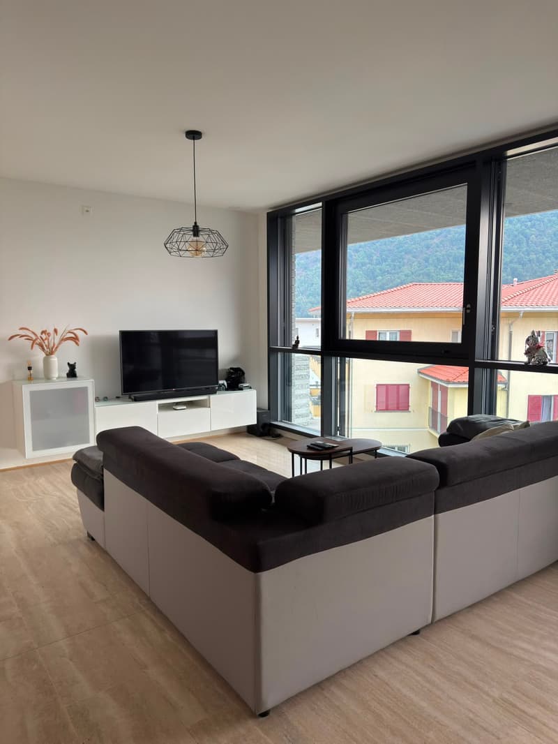 Luminoso appartamento di 3 locali con balcone a Losone (2)