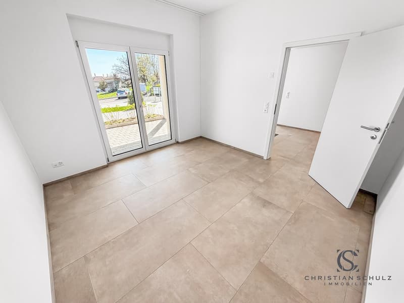 Büro/Schlafzimmer/Gästezimmer mit Aussensitzplatz im EG