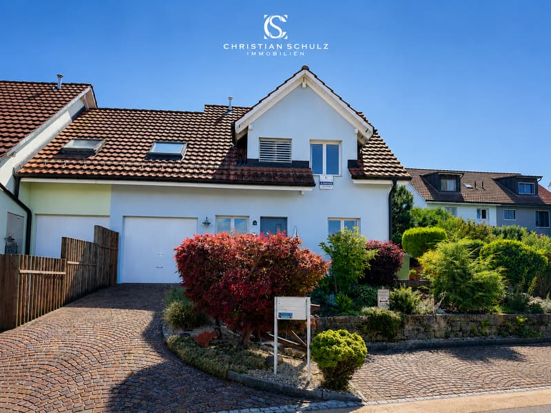 Frontansicht, Einfahrt, Aussenstellplatz und Garage