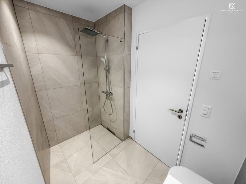 Bad 2 von 2 mit Regendusche