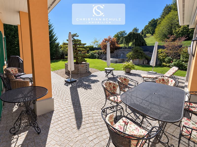 Aussensitzplatz mit Blick in den Garten