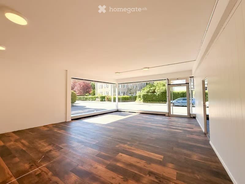 Attraktives Ladenlokal mit grosser Schaufensterfront – 92 m² (2)