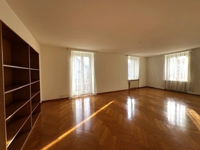 Spacieux appartement 4.5 pièces avec balcon et parking à Delémont (2)