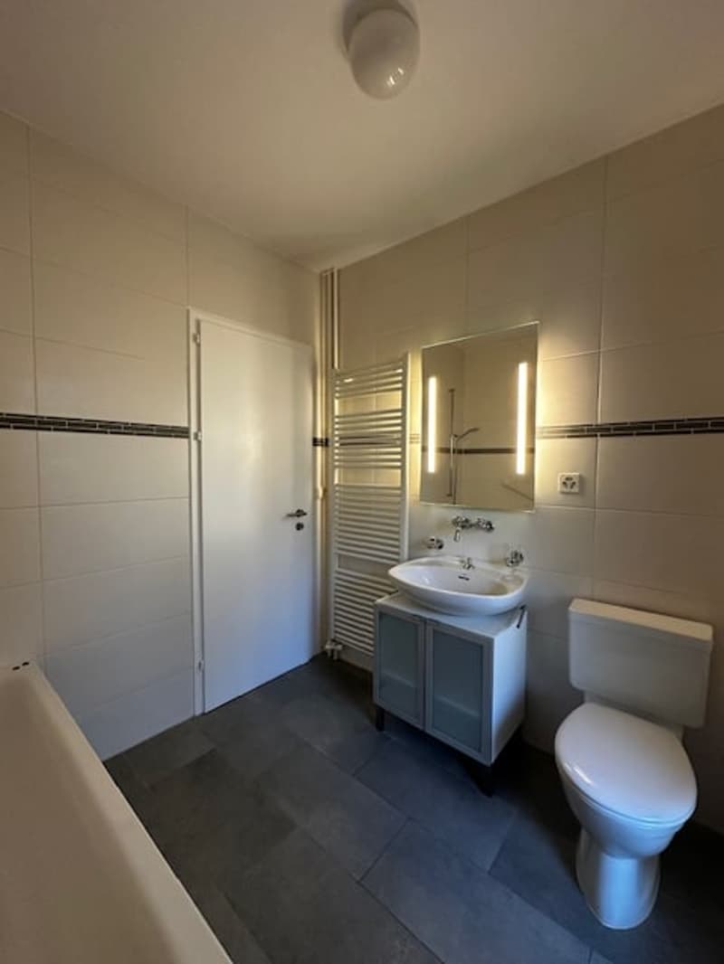 Spacieux appartement 4.5 pièces avec balcon et parking à Delémont (21)