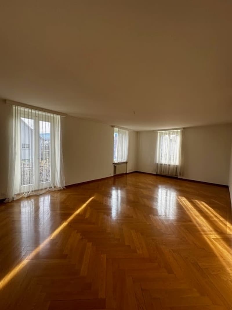 Spacieux appartement 4.5 pièces avec balcon et parking à Delémont (3)
