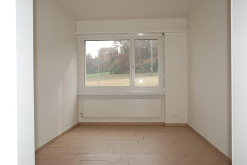 Appartamento di 5.5 locali pronto per essere occupato con balcone e bella vista a Dielsdorf (8)