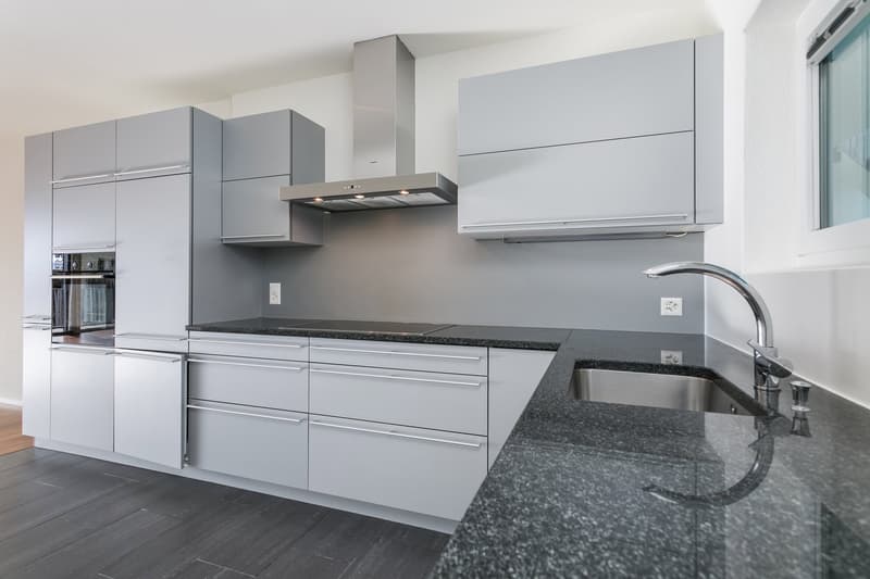 Die publizierten Bilder stammen von einer ähnlichen Wohnung desselben Gebäudes und dienen zur Veranschaulichung des Ausbaustandards.