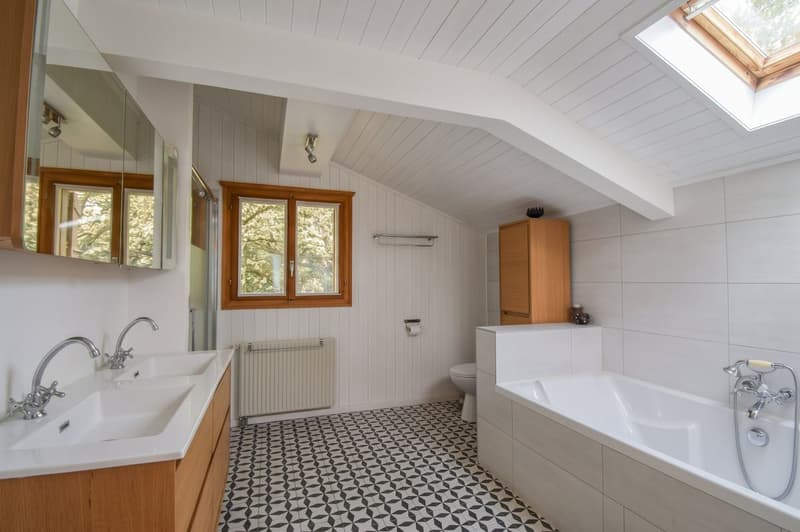 Salle de bain (douche et baignoire) et Wc étage