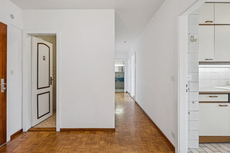 Appartement de 3 pièces avec balcon vue et box-garage -- À rénover (3)