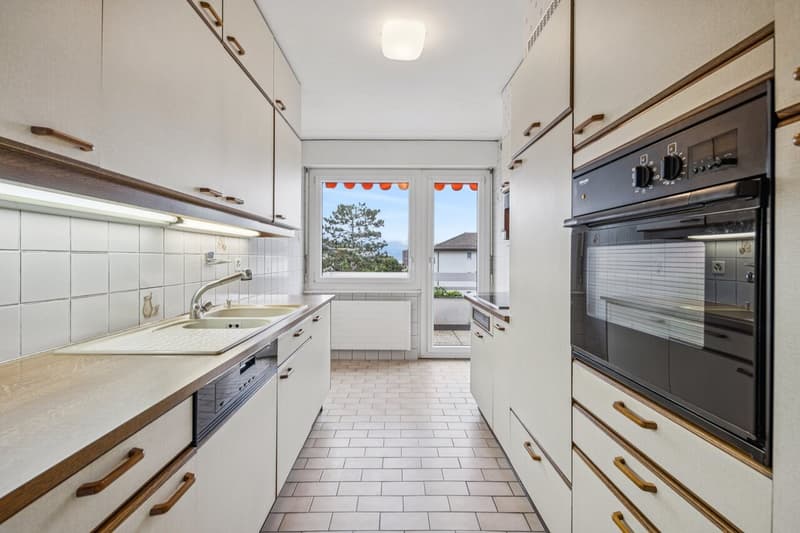 Appartement de 3 pièces avec balcon vue et box-garage -- À rénover (4)
