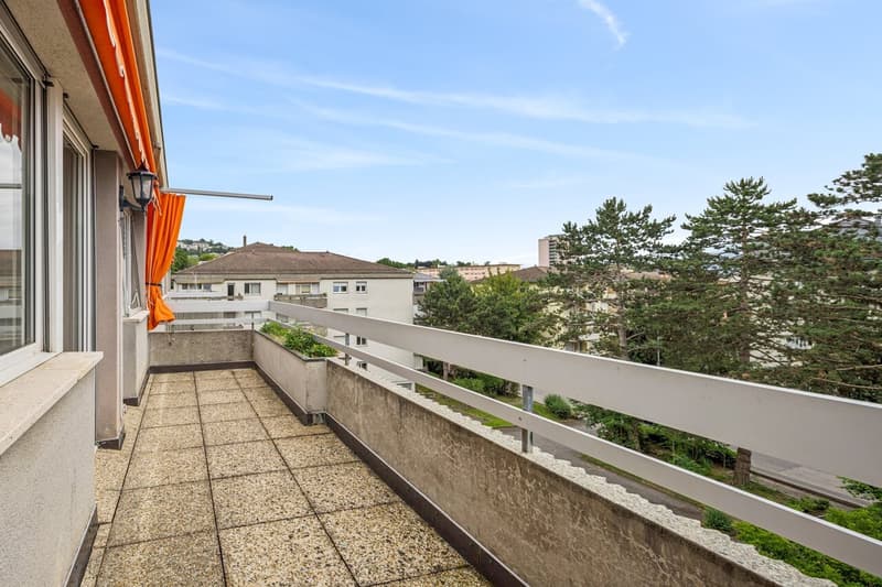 Appartement de 3 pièces avec balcon vue et box-garage -- À rénover (1)