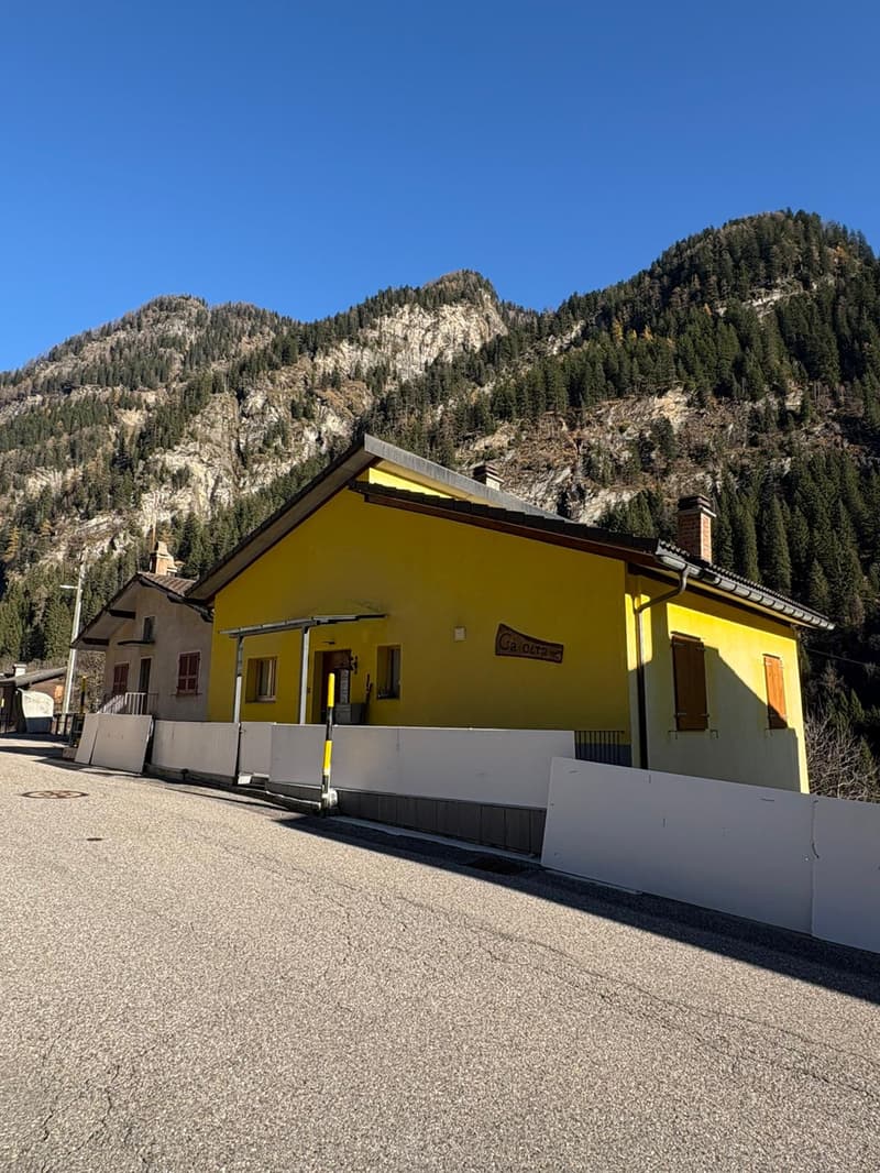 Casa tra luce e tranquillità nella valle di Calanca, a Santa Domenica (Calanca) (37)
