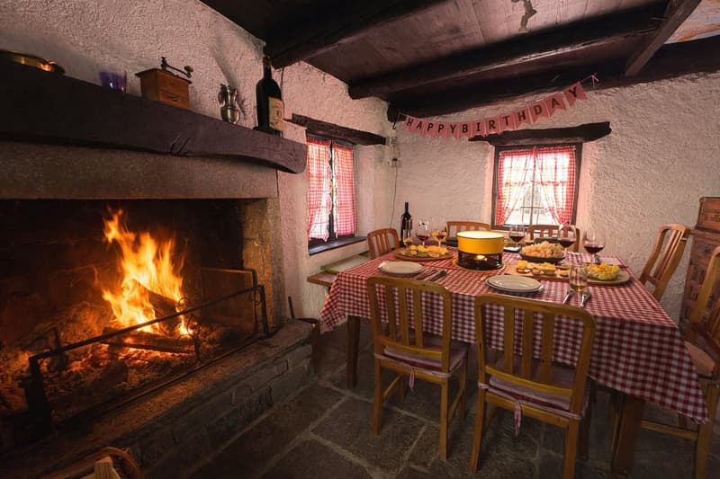 Casa bifamiliare immersa nel verde della campagna di Cama - Norantola (19)
