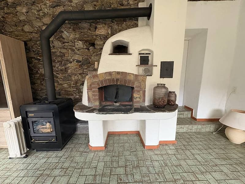Casa rustica in pietra con giardino, camino pizza, capitello (2)