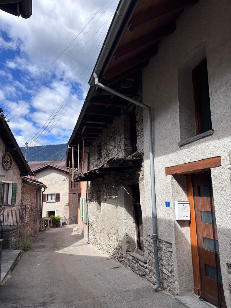 Antica stalla da ristrutturare con ampi spazi e potenziale abitativo (2)