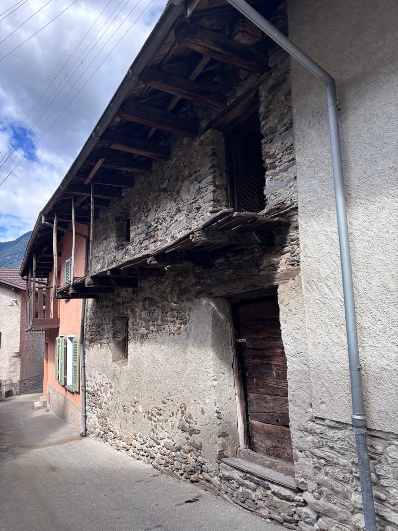 Antica stalla da ristrutturare con ampi spazi e potenziale abitativo (3)