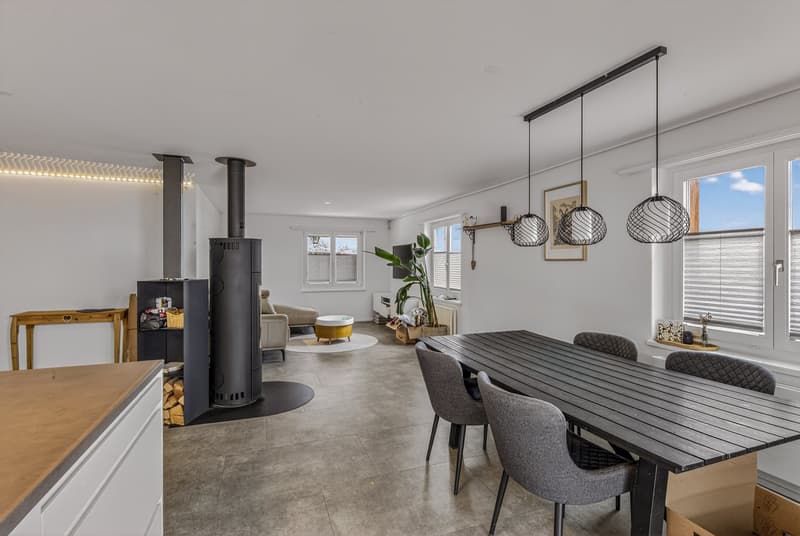 Wohnen mit Freiraum - freistehendes 8-Zimmer-Haus mit wunderschönem Umschwung (2)