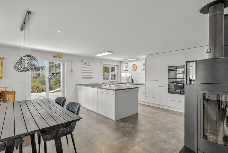 Wohnen mit Freiraum - freistehendes 8-Zimmer-Haus mit wunderschönem Umschwung (1)