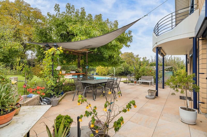 Très belle villa individuelle de 6 pièces, lumineuse et spacieuse, avec grand jardin et piscine chauffée  - à Payerne (11)