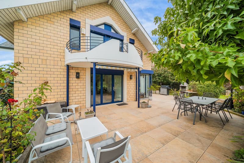 Très belle villa individuelle de 6 pièces, lumineuse et spacieuse, avec grand jardin et piscine chauffée  - à Payerne (12)