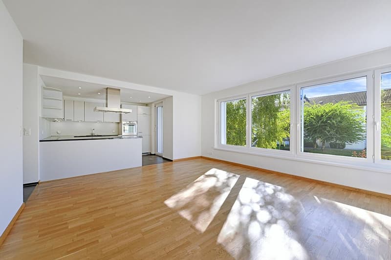 4.5-Zimmer Etagenwohnung mit Balkon an ruhiger Lage im steuergünstigen Herrliberg (2)