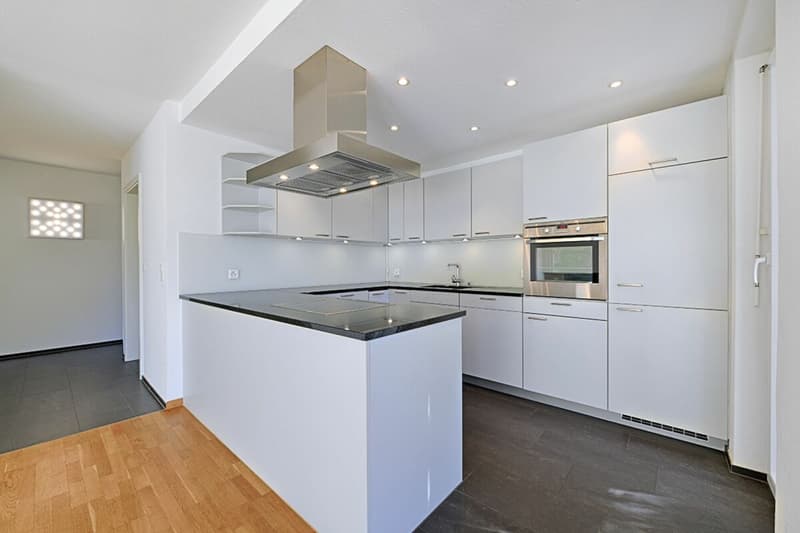 4.5-Zimmer Etagenwohnung mit Balkon an ruhiger Lage im steuergünstigen Herrliberg (6)