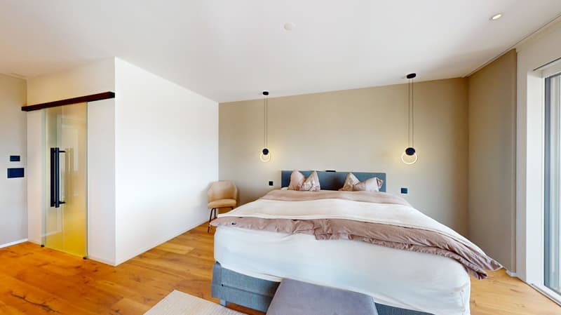 Schlafzimmer mit begebahrem Kleiderschrank