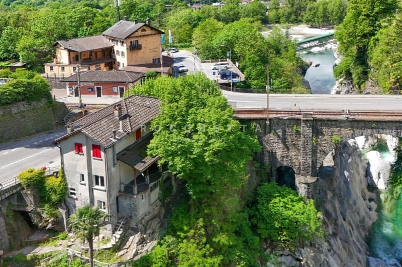Storica Osteria con alloggio in posizione unica a Ponte Brolla (7)