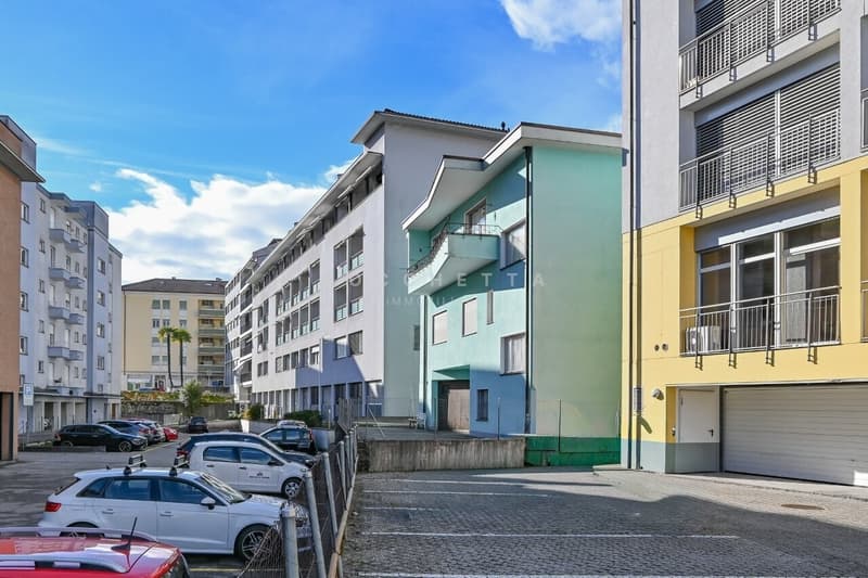 Stabile residenziale e commericale in posizione strategica (2)