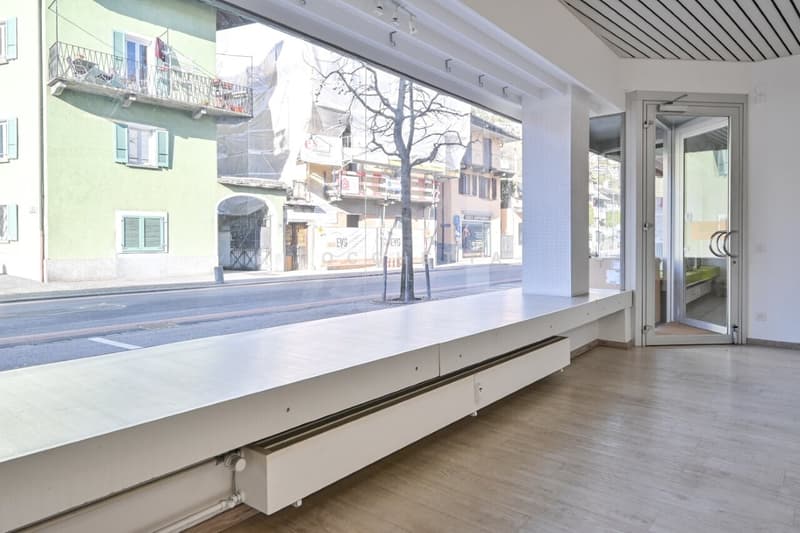 Locale commerciale 100 mq / Geschätslokal 100 qm / Commercial unit 100 sqm
