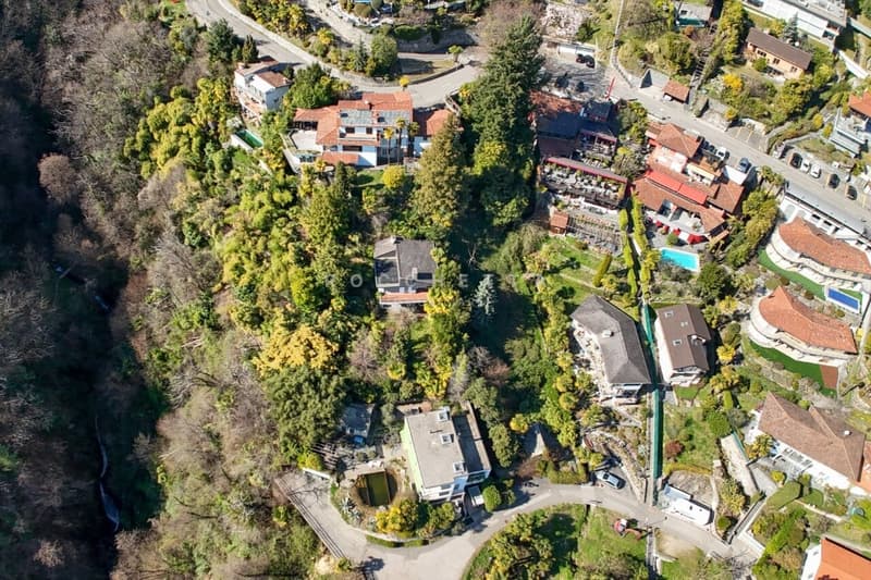 Villa con grande terreno edificabile e vista sul Lago Maggiore (2)