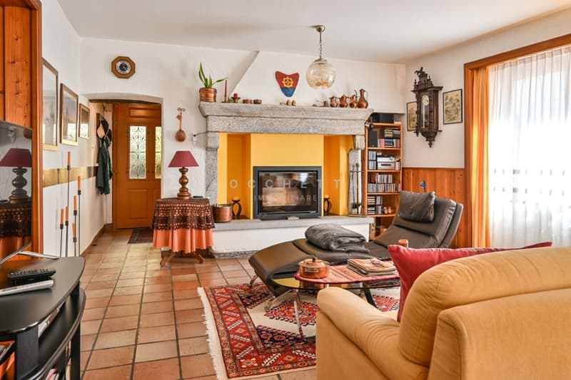 Grande e curata casa ticinese storica con splendido spazio esterno (6)