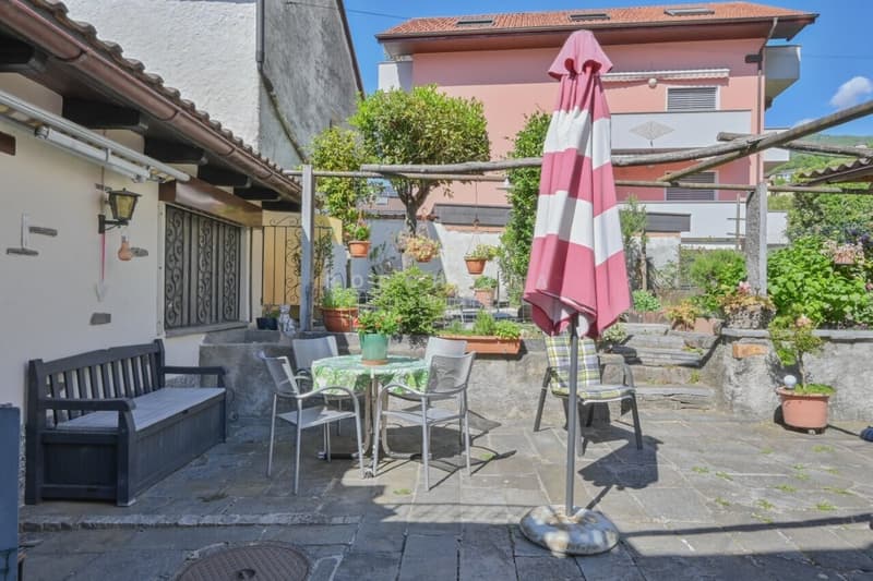 Grande e curata casa ticinese storica con splendido spazio esterno (5)